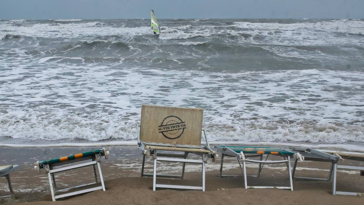 Ravenna, ecco l’ordinanza: chiuse non solo le scuole ma anche biblioteche, centri anziani e cimiteri. Primi disagi sulla costa