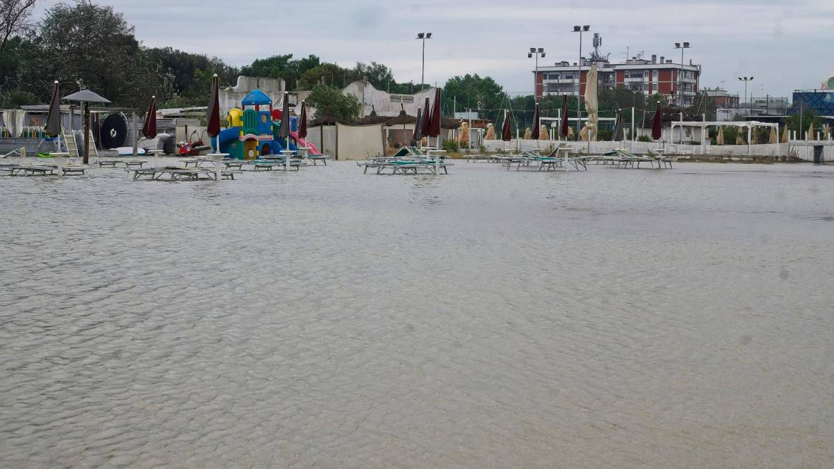 La spiaggia allagata a Marina (FOTO FIORENTINI)