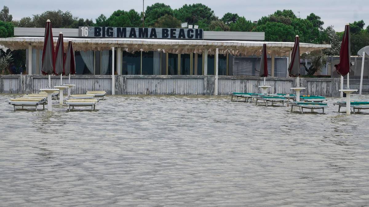 Ravenna, ecco l’ordinanza: chiuse non solo le scuole ma anche biblioteche, centri anziani e cimiteri. Primi disagi sulla costa