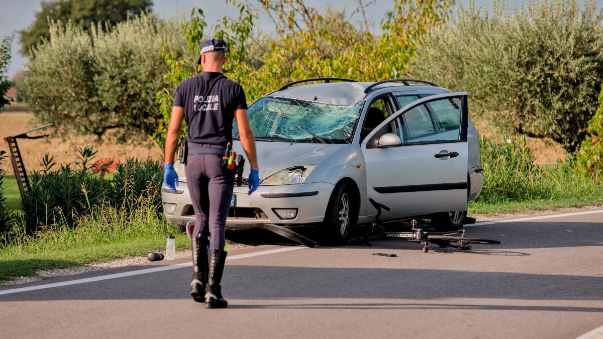 I rilievi della polizia locale in via Rustica a Santo Stefano, dove si è verificato l’incidente foto massimo fiorentini