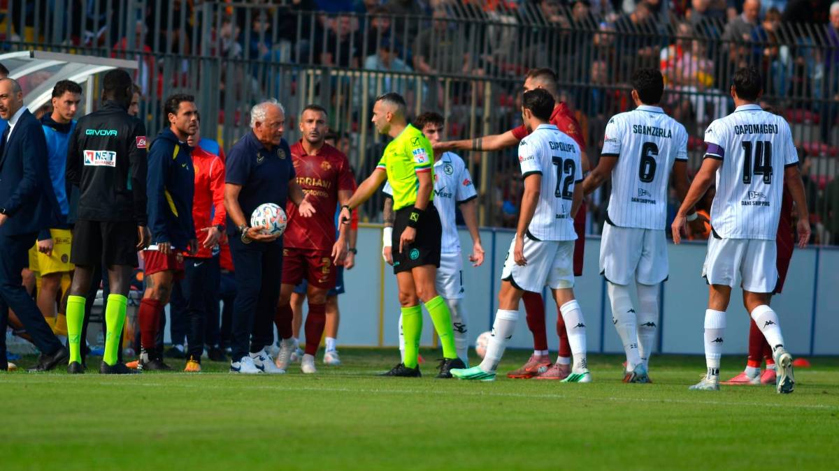 Le proteste di Mandorlini: il rosso a Dapozzo nel primo tempo ha condizionato tutta la gara (Fiorentini)