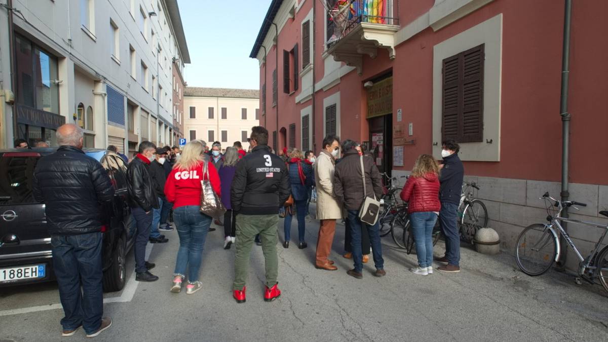 Ravenna, presidiate nella notte le sedi della Cgil
