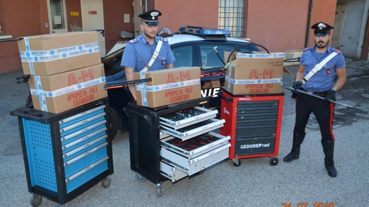 Inseguimento tra i campi a Lugo: nel furgone rubato spunta il bottino