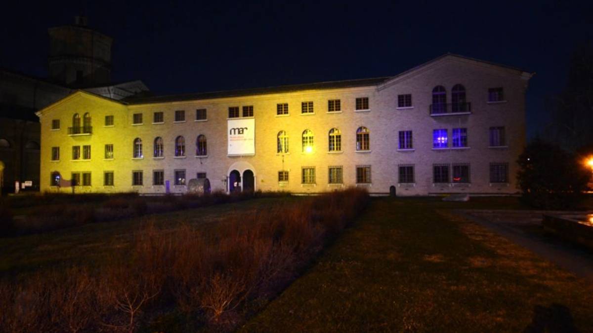 Il Mar di Ravenna si illumina di giallo e viola in omaggio a Kobe Bryant