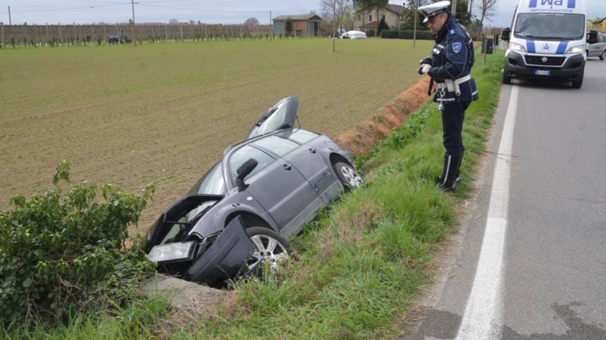 Incidente a San Pietro in Vincoli. Auto nel fosso, un ferito