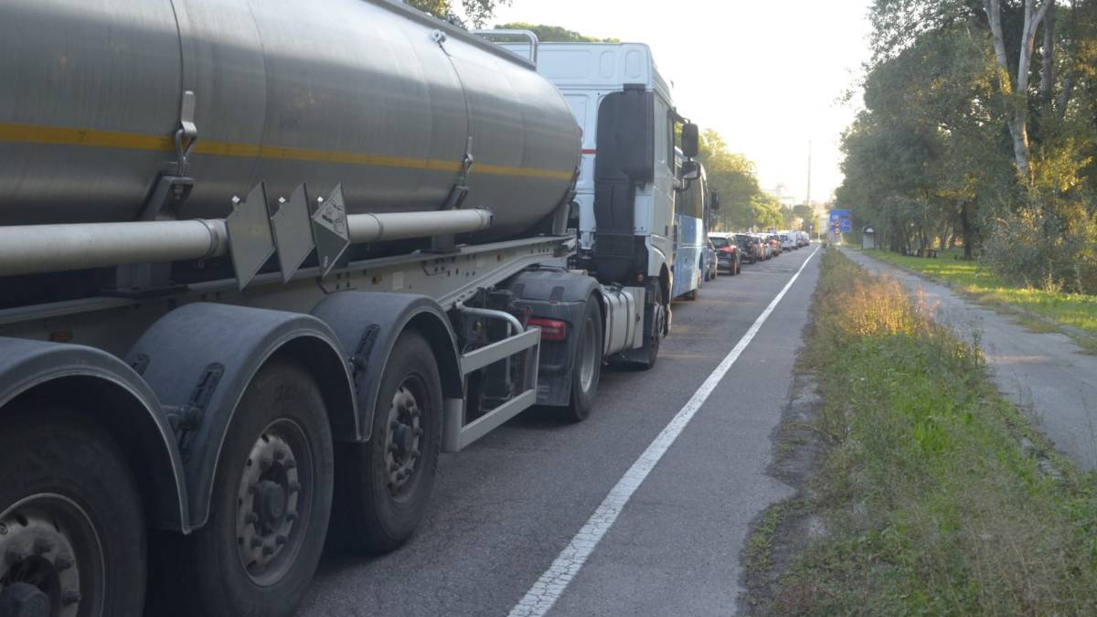 Ravenna, controlli per il green pass: fila chilometrica per i lavoratori del Polo Chimico
