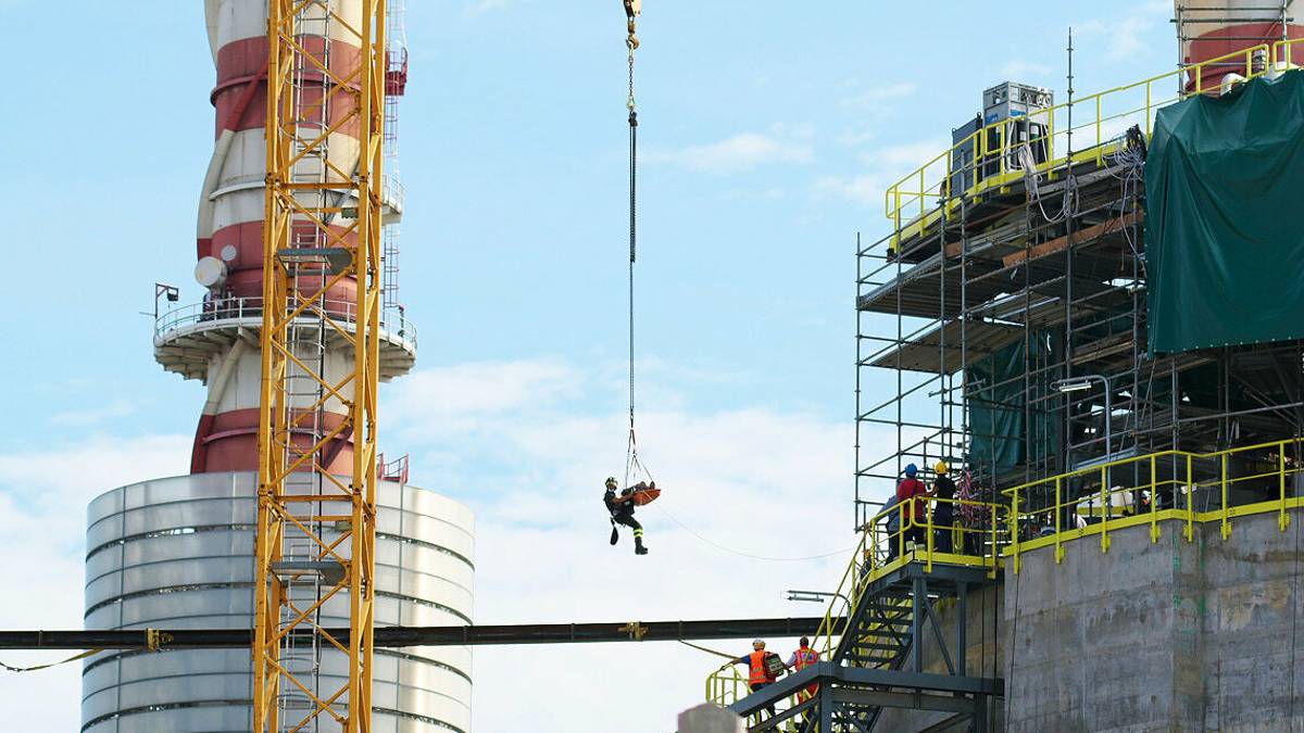 Ravenna, lavoratore colpito da malore soccorso a 40 metri di altezza al deposito di Gnl