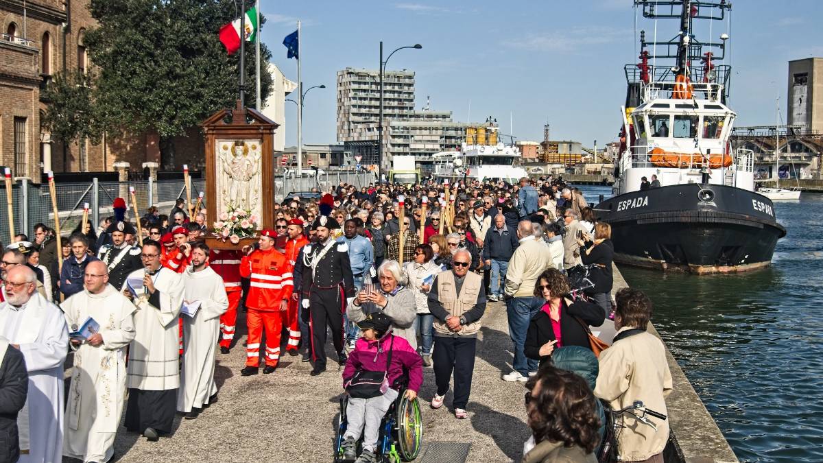 Ravenna, ponte mobile alzato per il passaggio della Madonna Greca