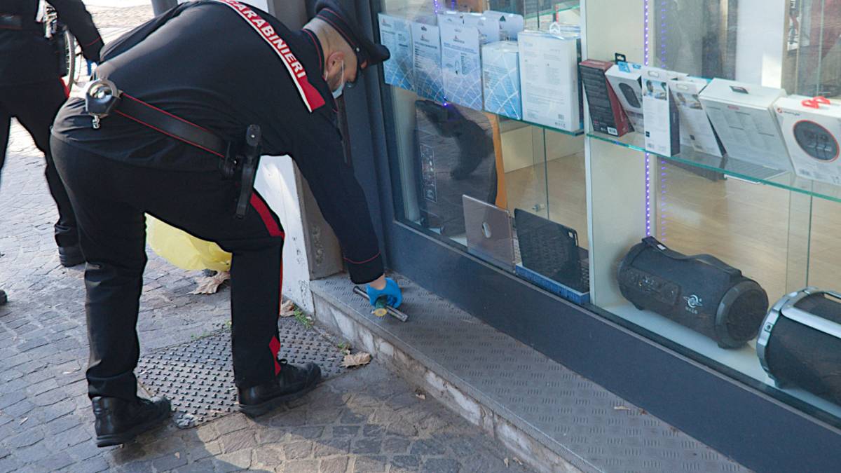 Ravenna, spaccata nel negozio di telefonia in centro. Rubati oltre 30 cellulari