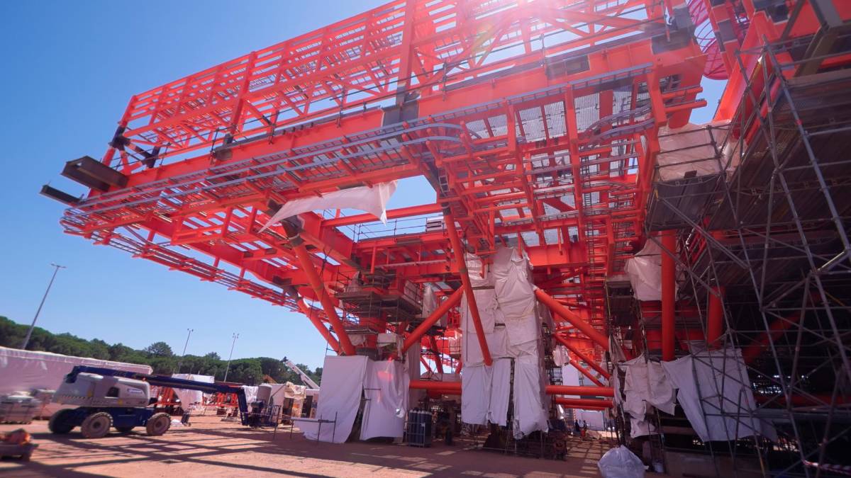 La piattaforma in costruzione ai cantieri Piomboni di Rosetti per il rigassificatore (foto Massimo Fiorentini)