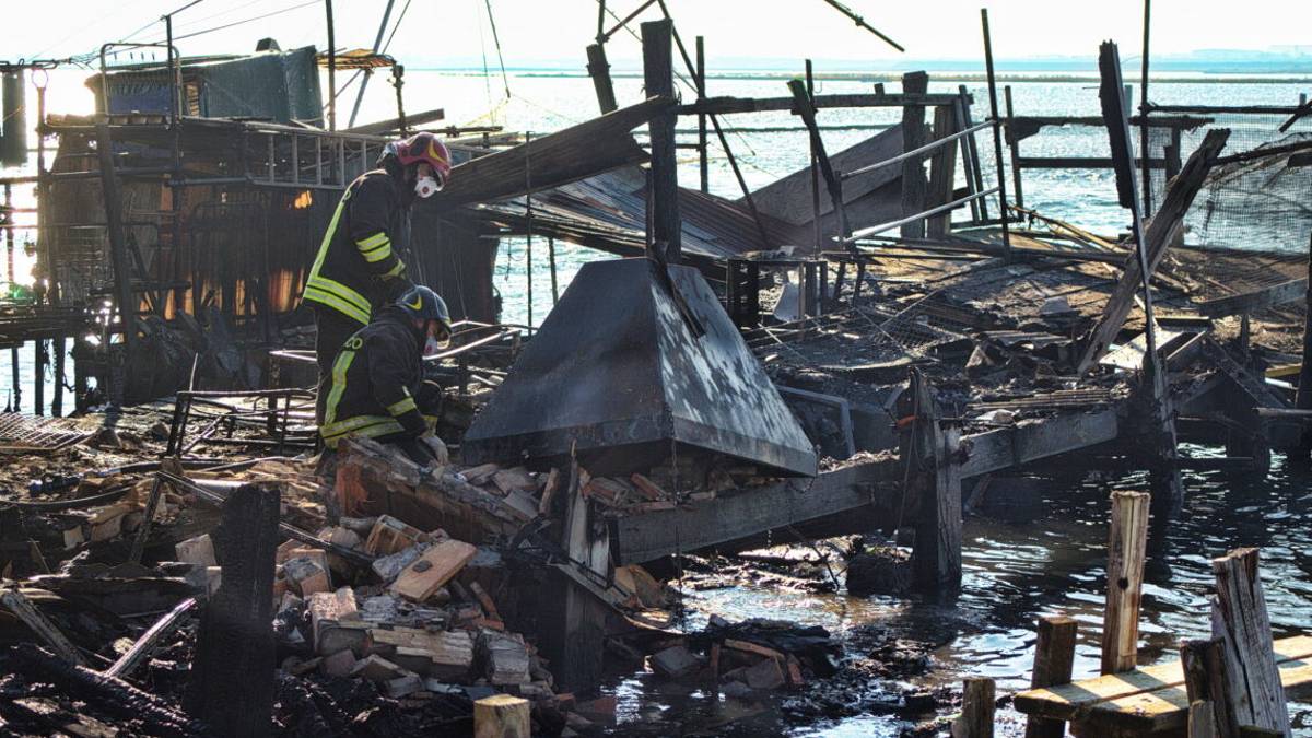 Ravenna, capanno da pesca distrutto dalle fiamme