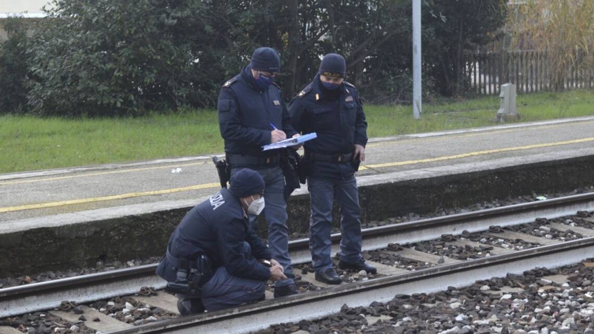 Cervia, attraversa i binari e cade sbattendo contro il treno