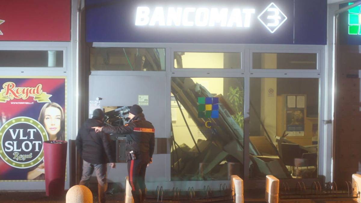 Assalto esplosivo al bancomat a Mezzano, ladri in fuga col bottino