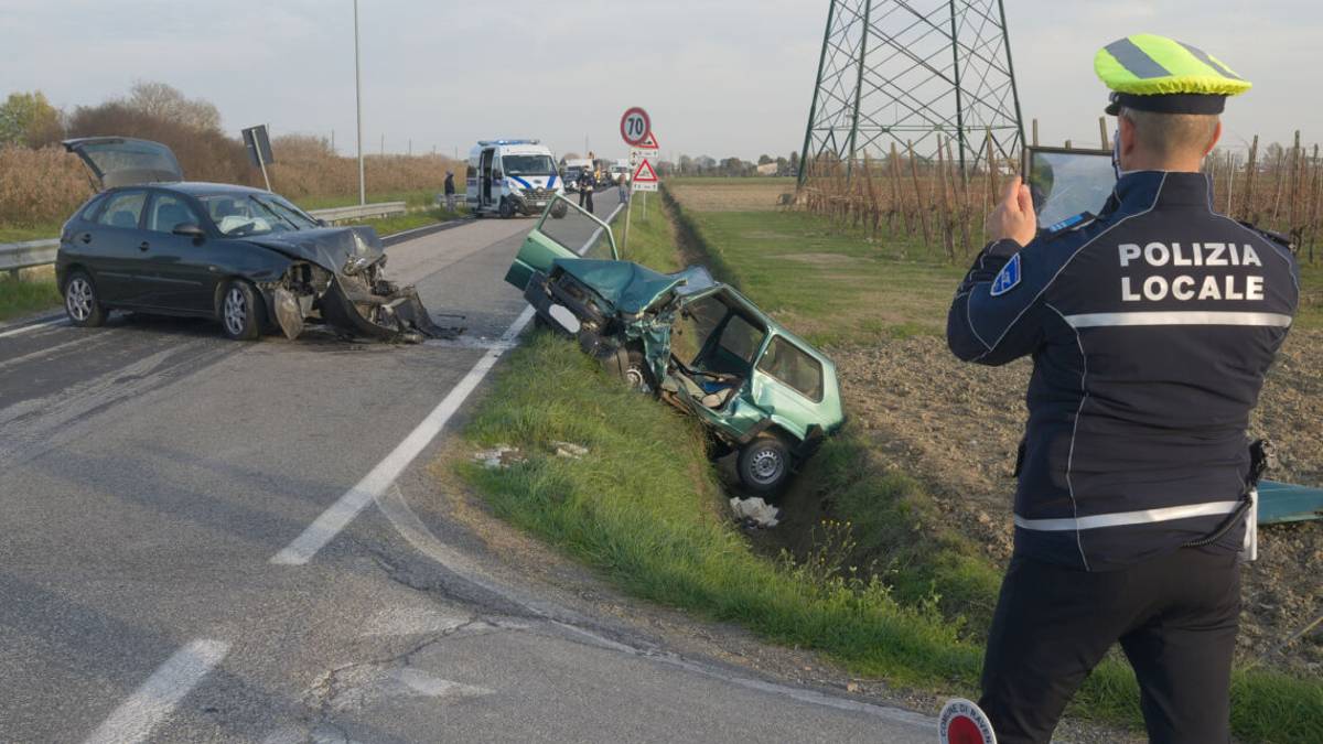 Ravenna, frontale in via Cerba, al Bufalini 65enne con ferite gravi