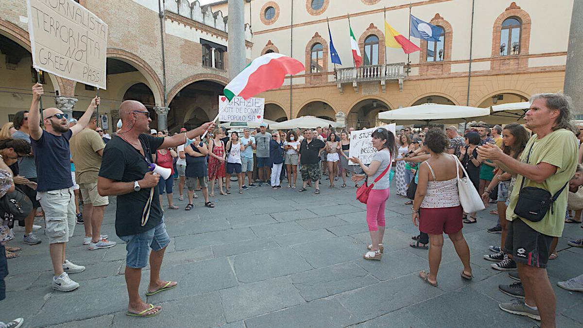 No green pass a Ravenna, fra cartelli complottisti e contro i media