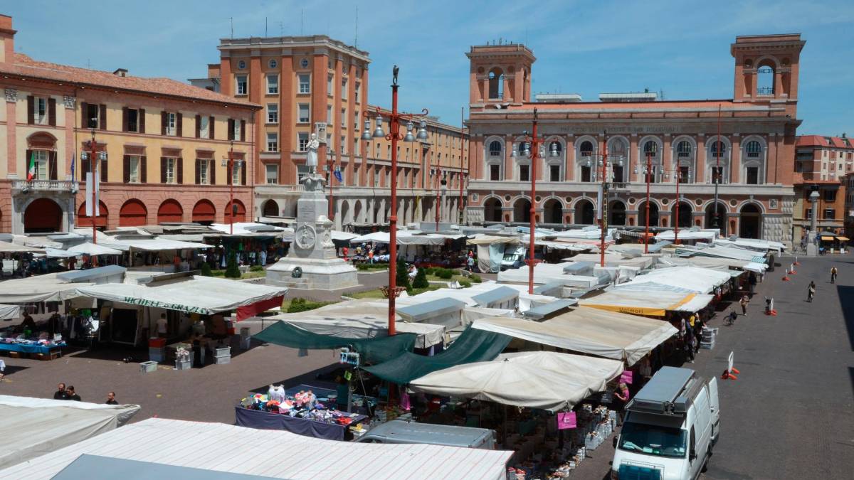 Il mercato ambulante del lunedì e venerdì in piazza Saffi
