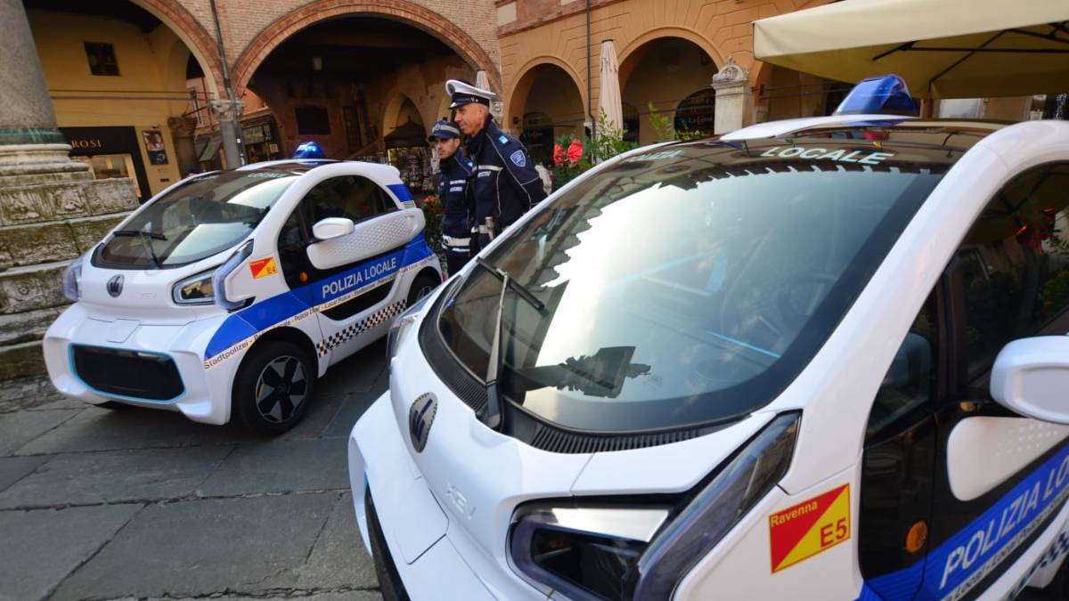 Ravenna, due minicar elettriche con defibrillatore per la Polizia