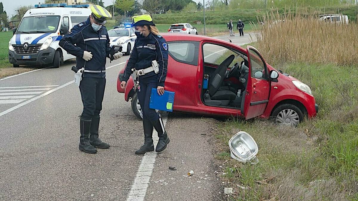 Ravenna, auto contro palo della luce. Ferita 51enne in via Cella