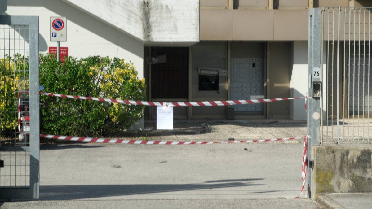 Ravenna: colpo alle Poste, fanno saltare il bancomat