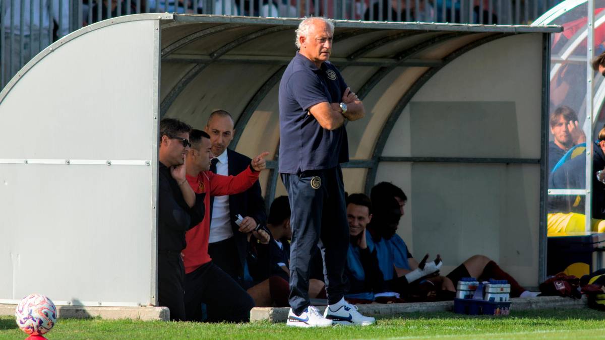 L’allenatore giallorosso Andrea Mandorlini scruta un futuro che si chiama Carpi (Fiorentini)