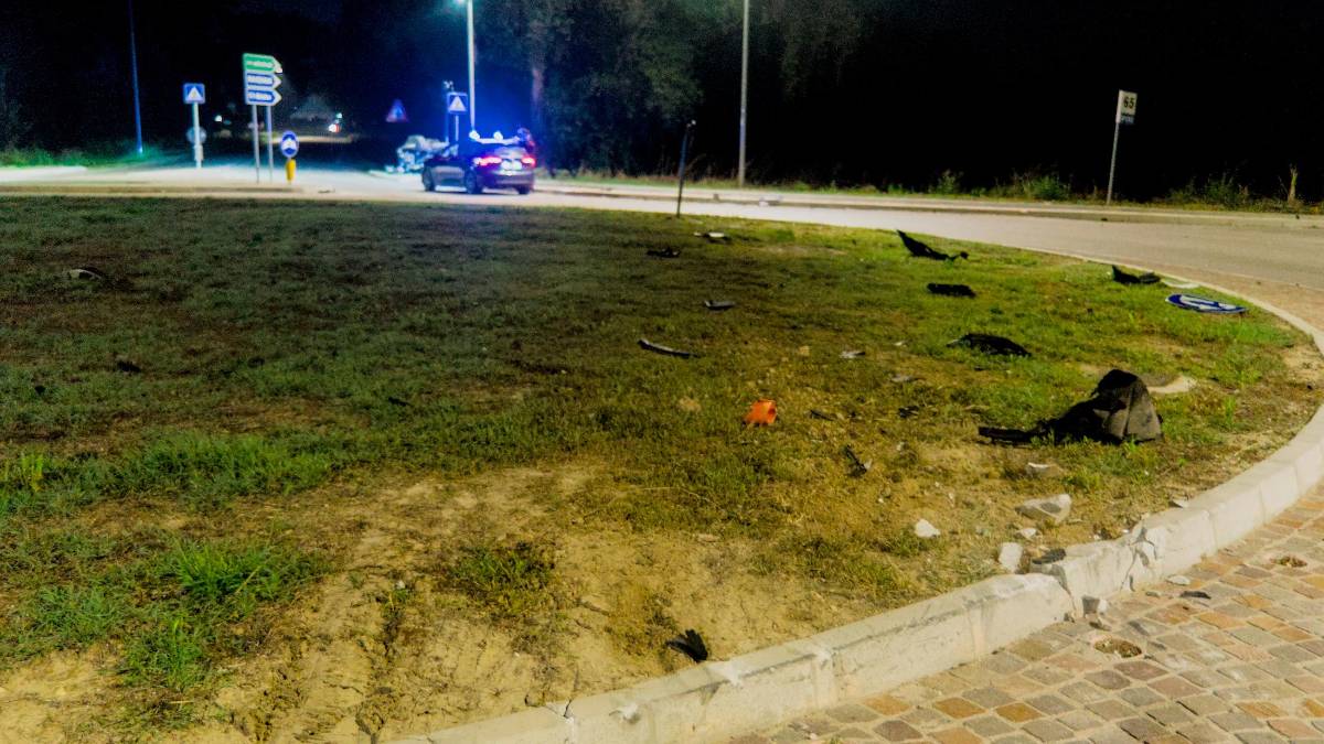Ravenna, auto tira dritto alla rotonda e si ribalta a Godo: 28enne soccorso dall’elimedica
