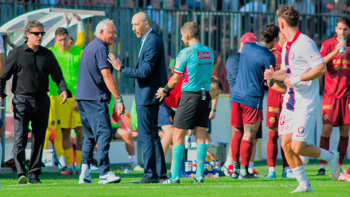 Andrea Mandorlini protesta per il gol annullato a Zaro (Fiorentini)