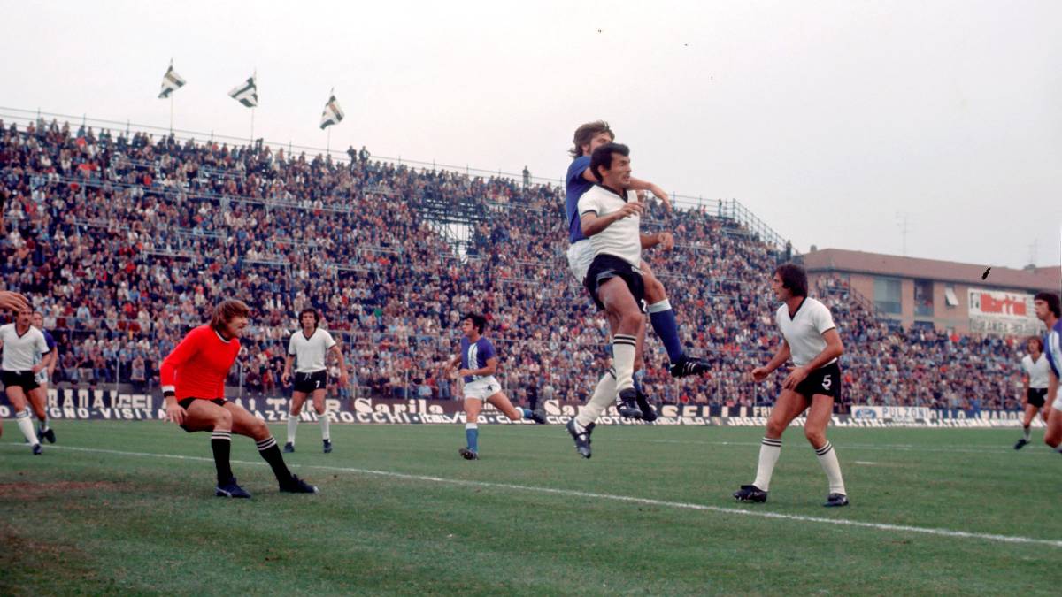 Davanti ai 10mila della Fiorita, Boranga osserva il duello aereo tra Ceccarelli e Hoffmann, bandiere di Cesena e Magdeburgo: 20 anni da calciatore e 19 da vice allenatore per il romagnolo, 17 da calciatore e 24 da tecnico delle giovanili per il tedesco