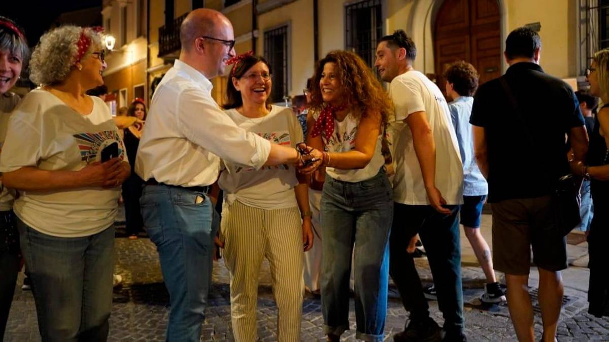 Il vicesindaco Vincenzo Bongiorno con alcuni cittadini nel centro storico di Forlì