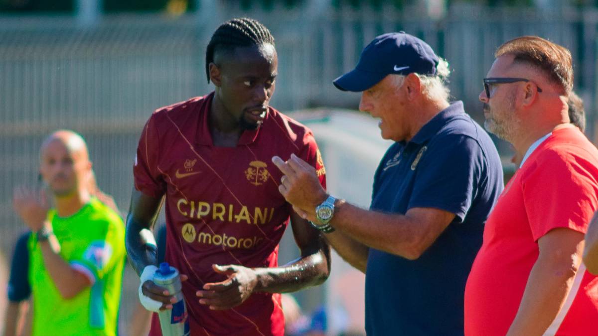 Sopra i due marcatori Lorenzo Lonardi e Simone Rabbi a fine partitaIn alto Andrea Mandorlini dà istruzioni a Joshua Tenkorang foto fiorentini