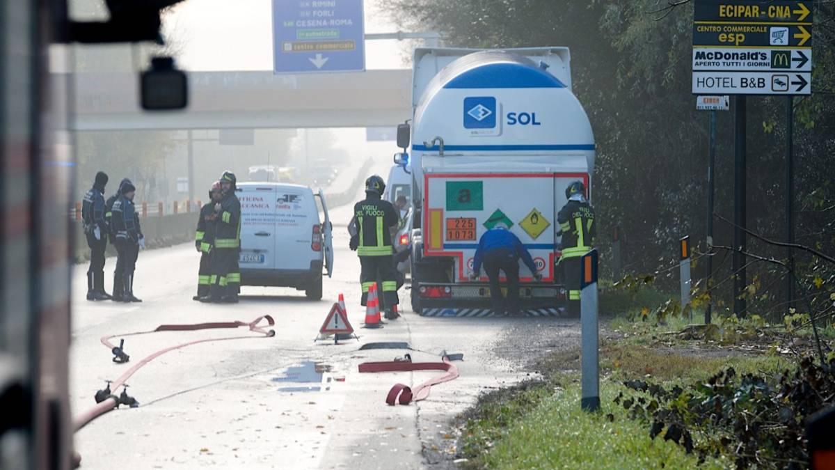 Ravenna, camion con materiale infiammabile inizia a fare scintille: chiusa la corsia sud dell'Adriatica