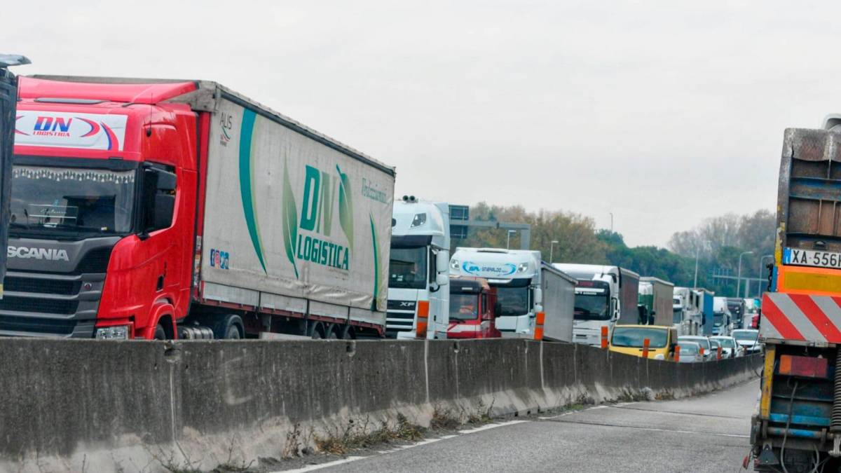 Ravenna, Tir in fiamme: bloccata la corsia sud dell’Adriatica - Gallery