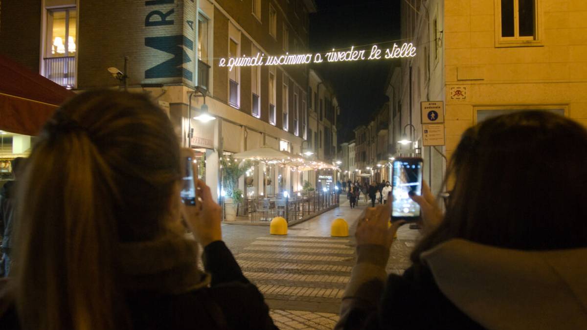 Ravenna, accese le luminarie con i versi della Divina Commedia