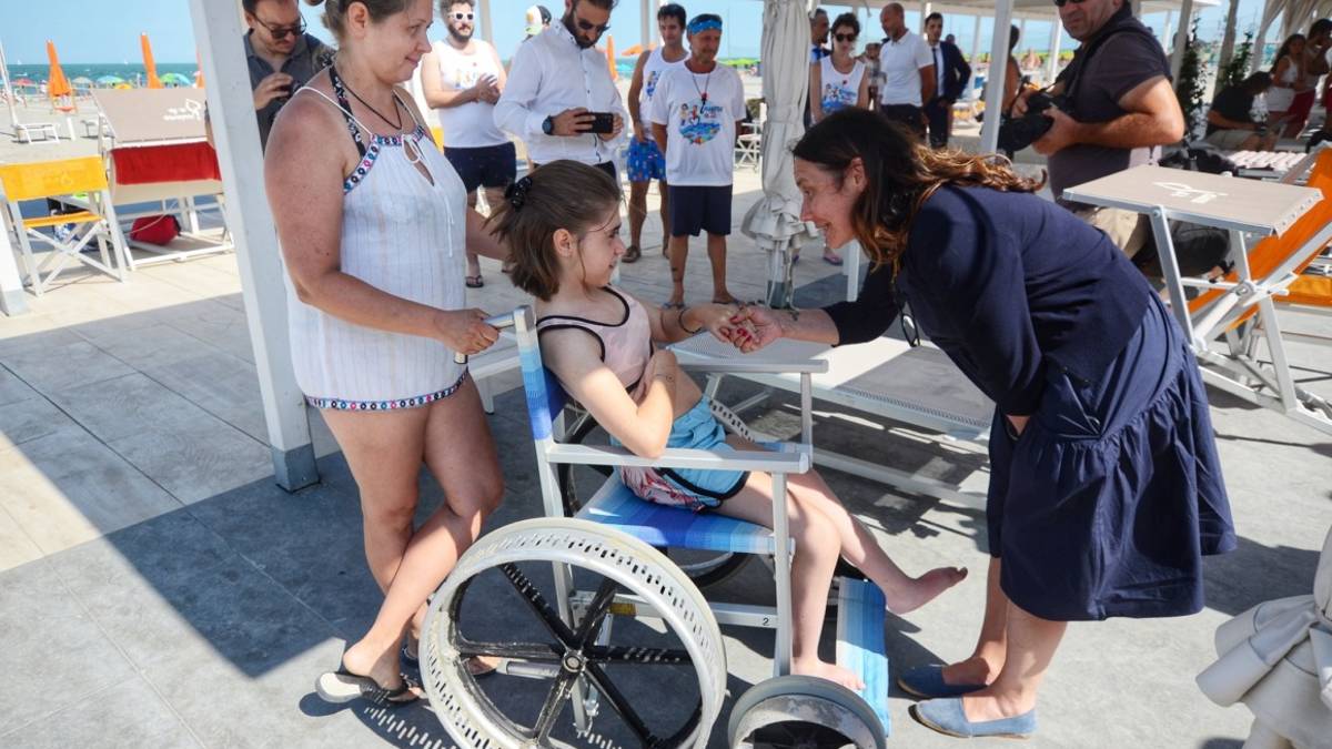 Punta Marina, la ministra alla Disabilità Locatelli al bagno Insieme a te: Sono rimasta molto colpita