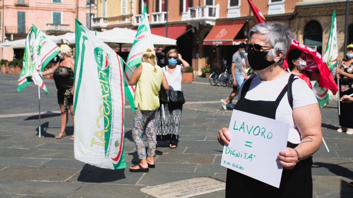 Coronavirus Ravenna, addetti di mense e pulizie in piazza