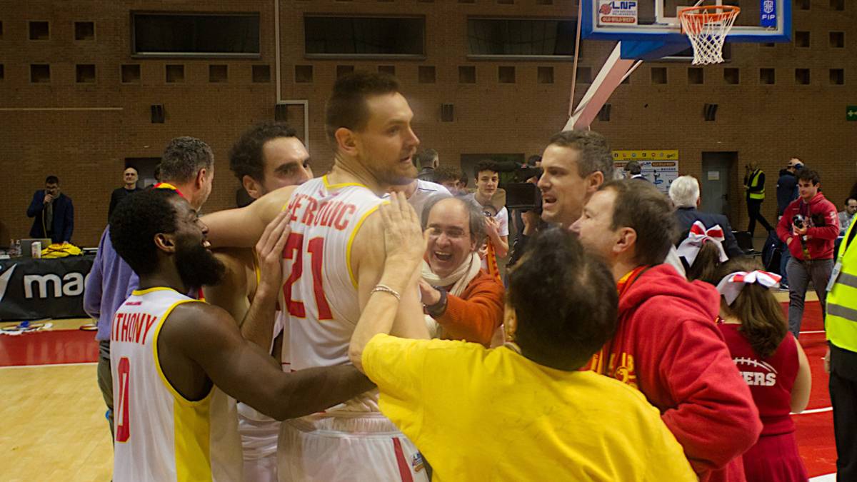 Basket A2, OraSì in festa con la tripla di Petrovic (67-64)