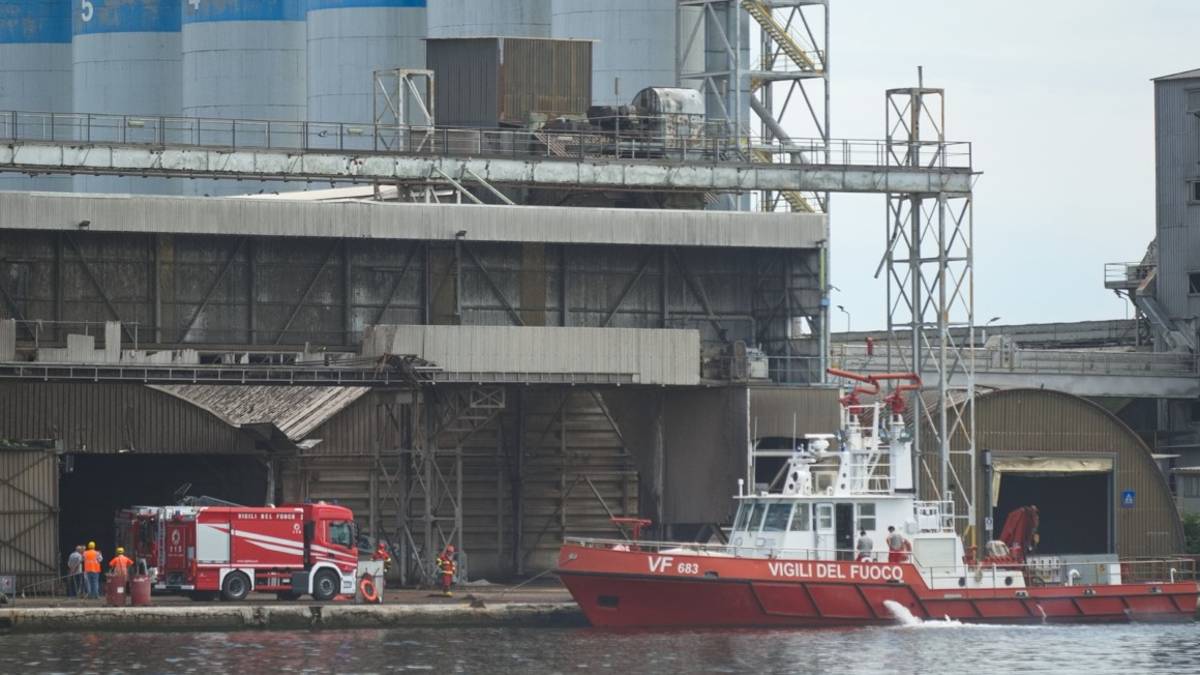 Ravenna, incendio alla Docks Cereali