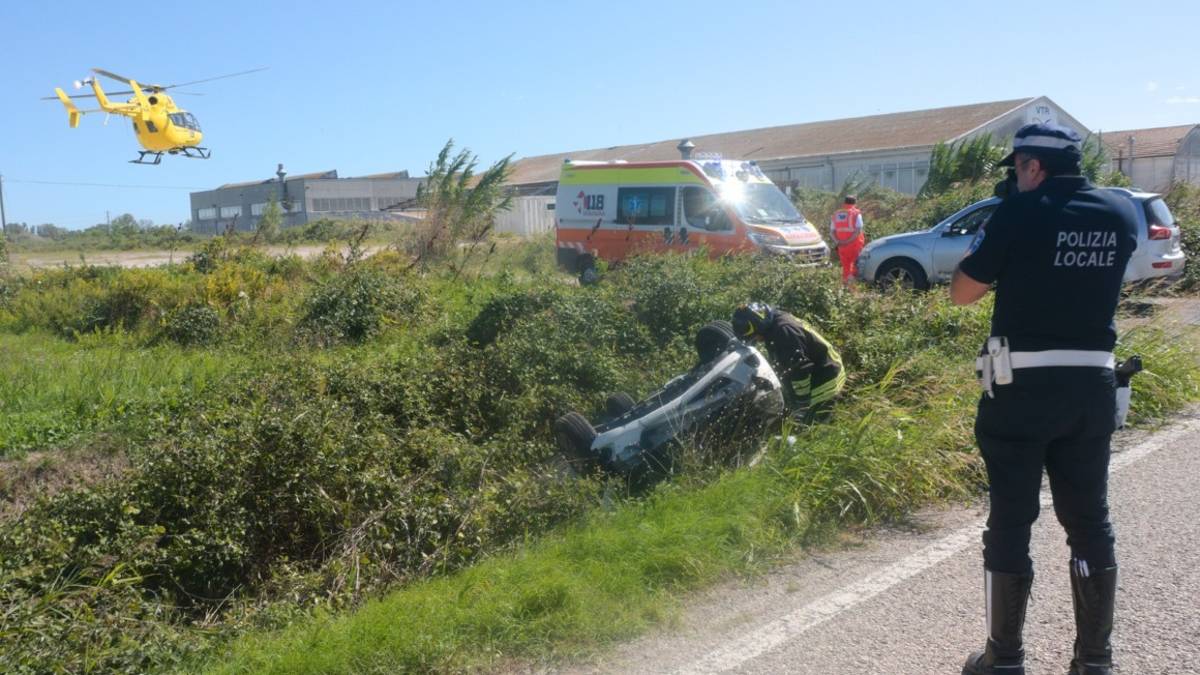 Ravenna, incidente: esce di strada con l'auto, donna 54enne in gravi condizioni