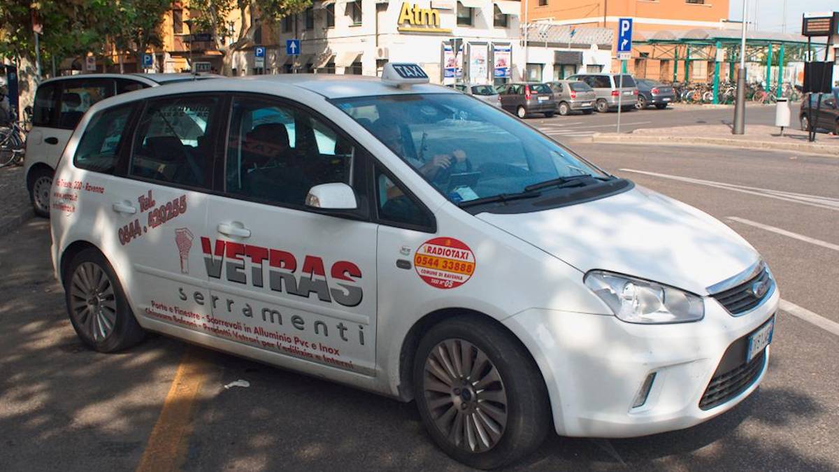 Taxi, dall’1 giugno nuove tariffe a Ravenna. Forfait per porto e aeroporto e sconti per donne sole o con bambini