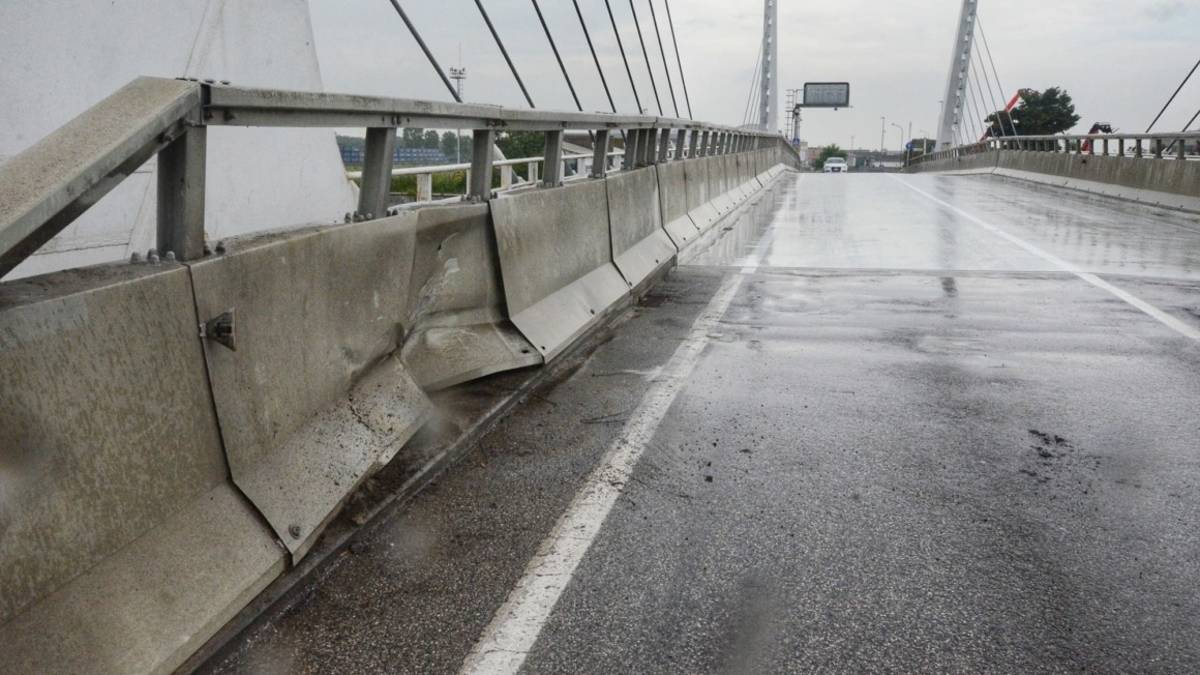 Ravenna, ponte mobile chiuso: traffico di nuovo in tilt