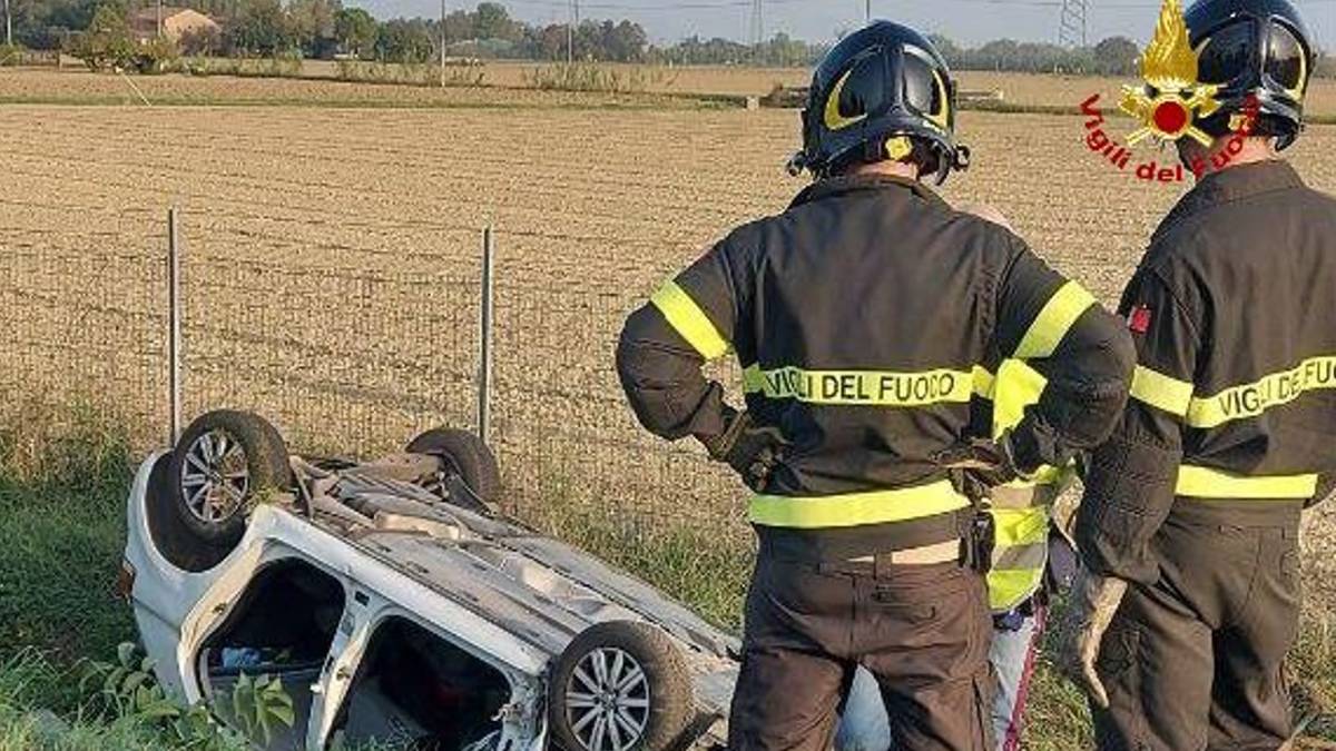 Forlì, incidente in A14: auto si ribalta nel fosso