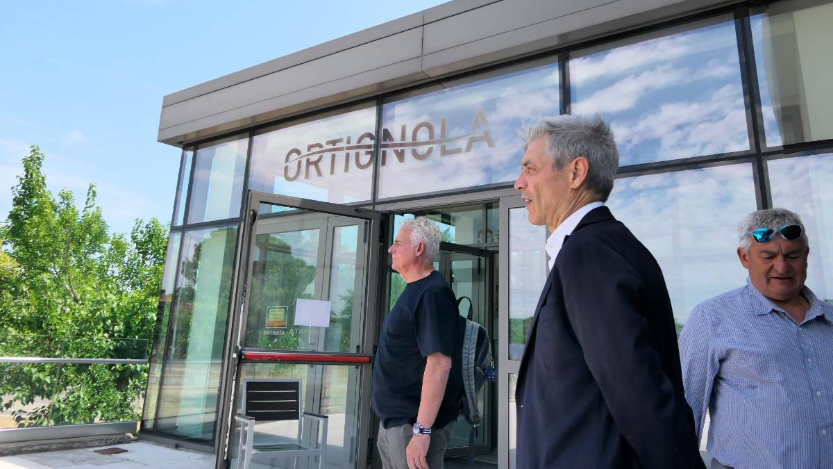 La piscina Gualandi e in primo piano i vertici di Ortignola srl con l’avvocato Giuseppe Girani (foto mmph)