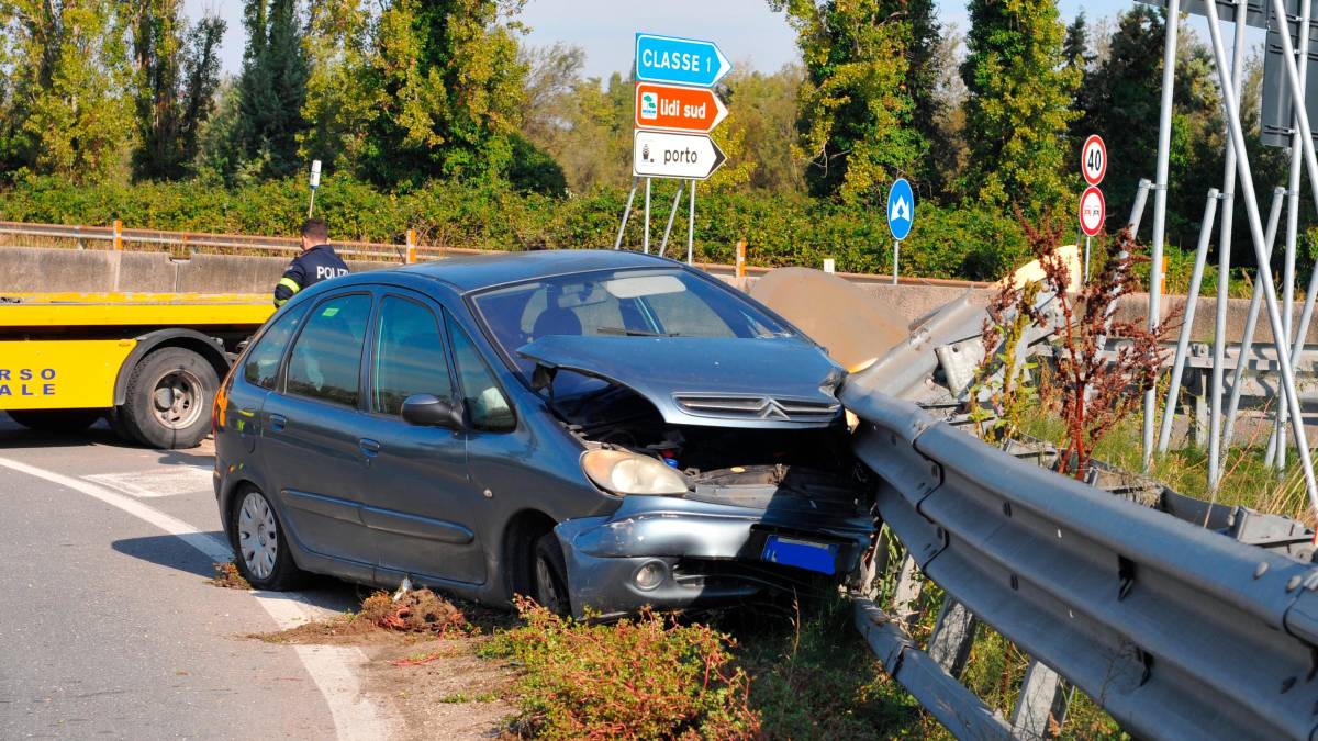 Ravenna, incidente a Classe: si schianta contro la cuspide dello svincolo