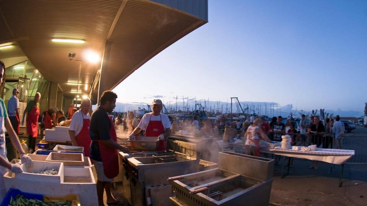 Lunedì sera “La rustida dei pescatori di Cesenatico”: ottimo pesce e tanta musica a favore degli alluvionati di Cesena