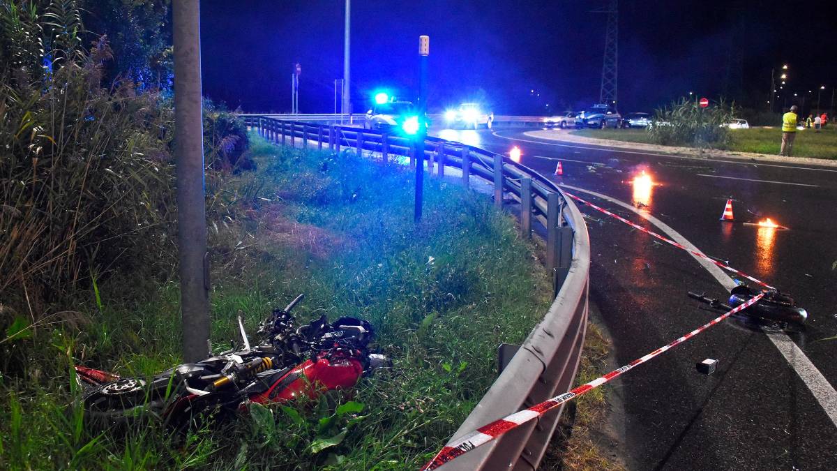 Rimini, incidente mortale: perde la vita in moto sulla rotatoria dell’Adriatica VIDEO