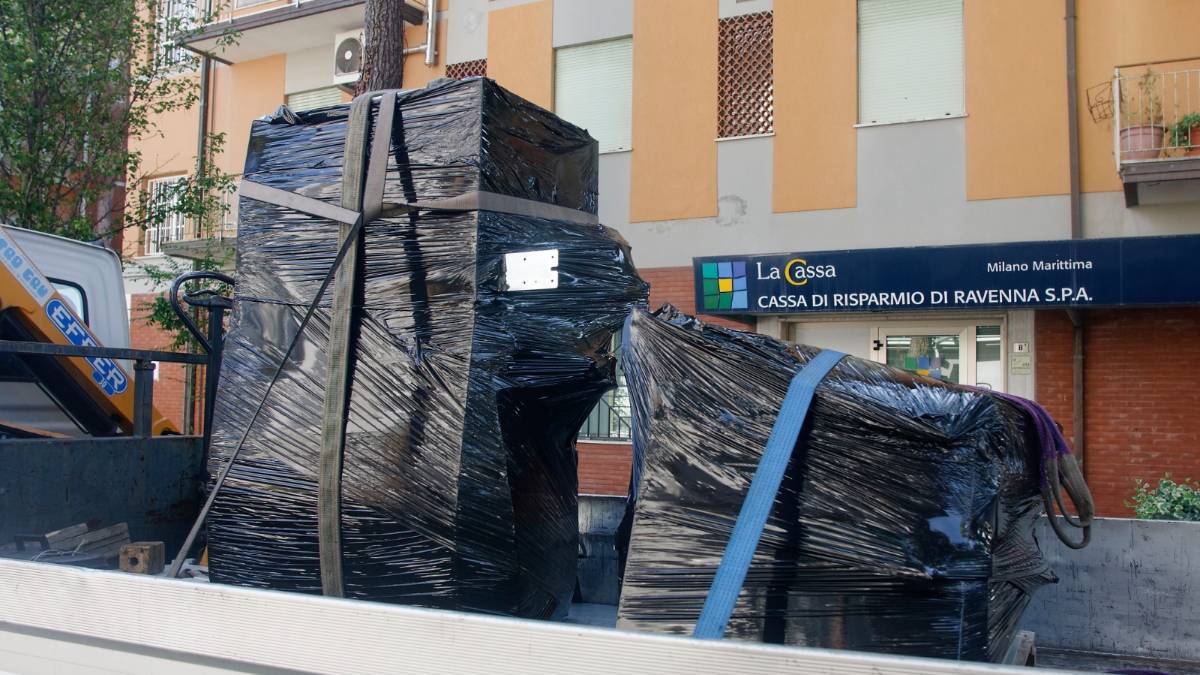 Milano Marittima, banditi fanno esplodere bancomat