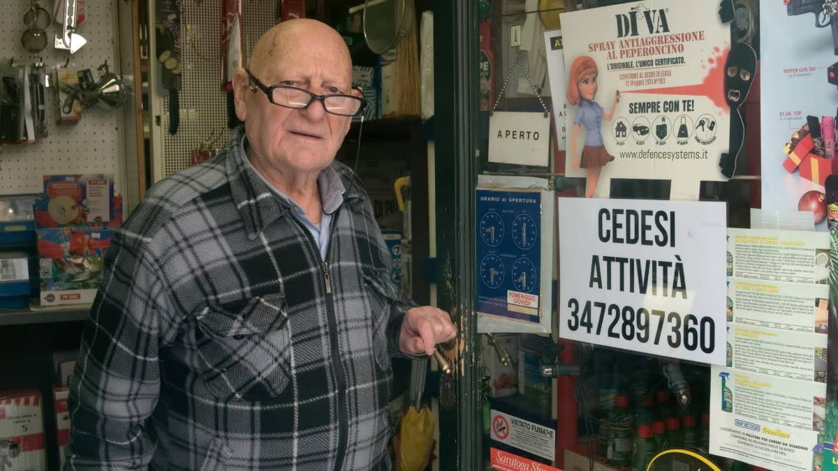 Ravenna, a 91 anni va in pensione: Ma fate vivere la mia ferramenta