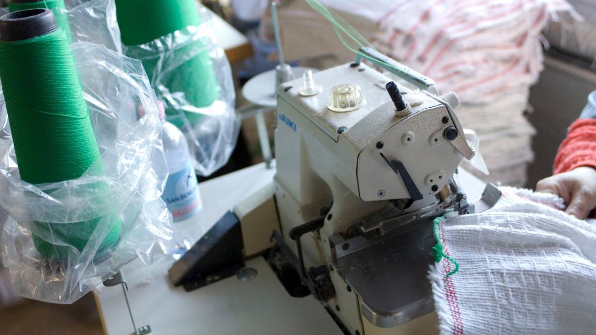 Cesenatico, dalla Ccils strofinacci e teli da mare low cost: idea lavorativa per persone fragili