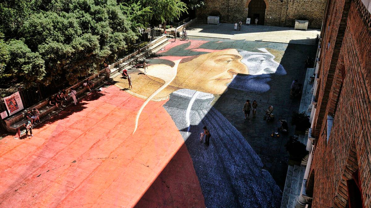 Un Dante in formato gigante in piazza: la grande opera di Bonobolabo - FOTO