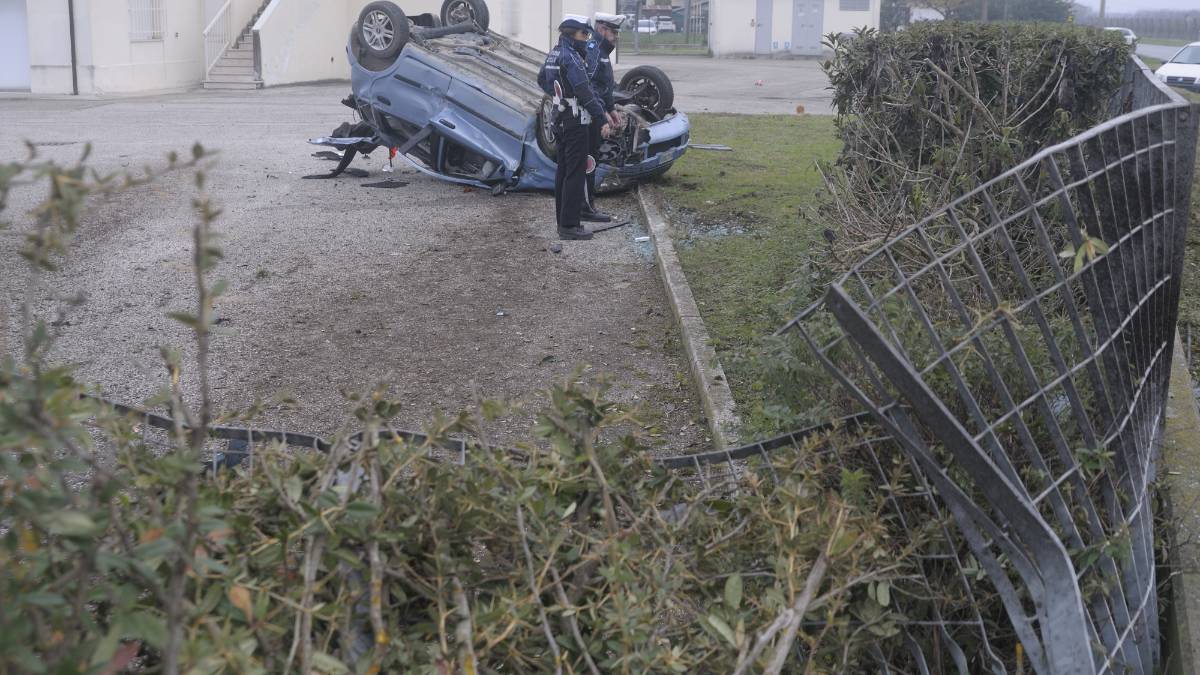 Ravenna, schianto in auto muore 22enne di Solarolo