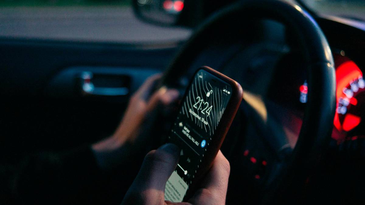 Forlì, guida usando il cellulare dimenticando a casa la patente scaduta e l’auto non era assicurata: 2.500 euro di multa in arrivo